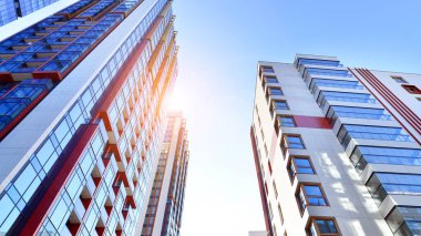 Modern ve yeni apartman. Çok katlı modern, yeni ve şık apartmanlar..