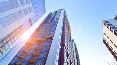 Yeni modern ofis binasının yanında camdan yüzlü modern bir apartman manzarası..