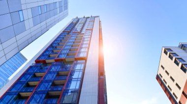 Yeni modern ofis binasının yanında camdan yüzlü modern bir apartman manzarası..