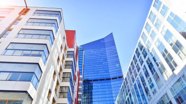 Yeni modern ofis binasının yanında camdan yüzlü modern bir apartman manzarası..