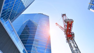 İnşaat alanındaki Crane yüksek binalarla çevrili bir yerde..
