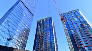 İnşaat alanındaki Crane yüksek binalarla çevrili bir yerde..