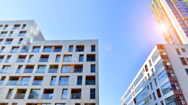 Modern ve yeni apartman. Çok katlı modern, yeni ve şık apartmanlar..