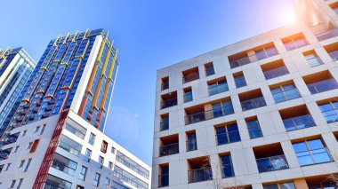 Modern ve yeni apartman. Çok katlı modern, yeni ve şık apartmanlar..