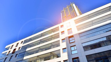 Modern ve yeni apartman. Çok katlı modern, yeni ve şık apartmanlar..