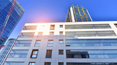 Modern ve yeni apartman. Çok katlı modern, yeni ve şık apartmanlar..