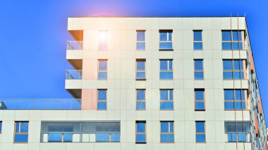 Modern ve yeni apartman. Çok katlı modern, yeni ve şık apartmanlar..