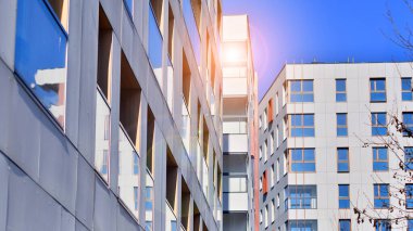 Modern ve yeni apartman. Çok katlı modern, yeni ve şık apartmanlar..