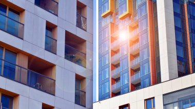 Modern ve yeni apartman. Çok katlı modern, yeni ve şık apartmanlar..