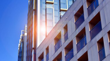 Modern ve yeni apartman. Çok katlı modern, yeni ve şık apartmanlar..