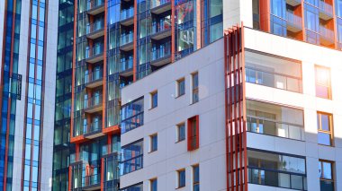 Modern ve yeni apartman. Çok katlı modern, yeni ve şık apartmanlar..
