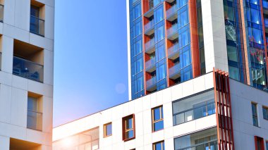 Modern ve yeni apartman. Çok katlı modern, yeni ve şık apartmanlar..