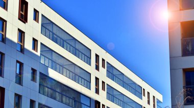 Modern ve yeni apartman. Çok katlı modern, yeni ve şık apartmanlar..