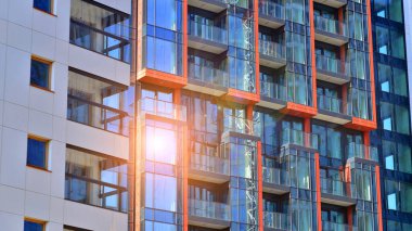 Modern ve yeni apartman. Çok katlı modern, yeni ve şık apartmanlar..