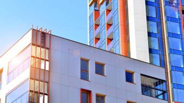 Modern ve yeni apartman. Çok katlı modern, yeni ve şık apartmanlar..