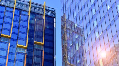 Yeni modern ofis binasının yanında camdan yüzlü modern bir apartman manzarası..