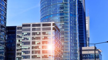 Binanın şeffaf yüzüyle cam bina ve mavi gökyüzü. Yapısal cam duvar mavi gökyüzünü yansıtıyor. Soyut modern mimari parçası. Çağdaş mimari arka plan.