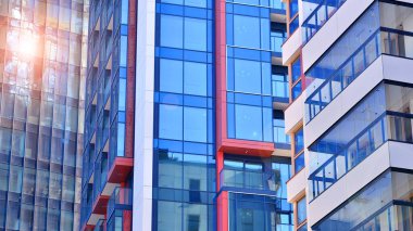 Yeni modern ofis binasının yanında camdan yüzlü modern bir apartman manzarası..