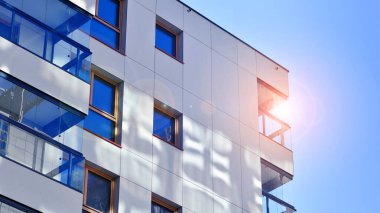 Modern ve yeni apartman. Çok katlı modern, yeni ve şık apartmanlar..