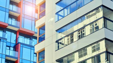 Modern ve yeni apartman. Çok katlı modern, yeni ve şık apartmanlar..