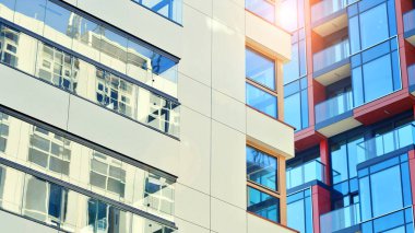 Modern ve yeni apartman. Çok katlı modern, yeni ve şık apartmanlar..