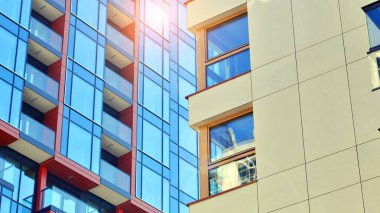 Modern ve yeni apartman. Çok katlı modern, yeni ve şık apartmanlar..