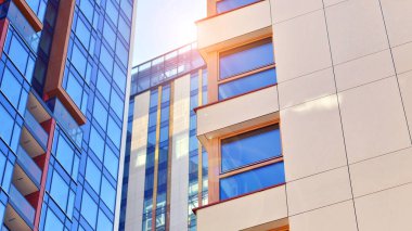 Modern ve yeni apartman. Çok katlı modern, yeni ve şık apartmanlar..