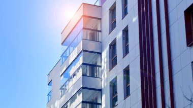 Modern ve yeni apartman. Çok katlı modern, yeni ve şık apartmanlar..