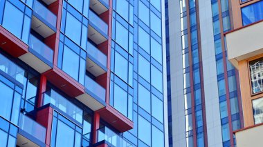 Modern ve yeni apartman. Çok katlı modern, yeni ve şık apartmanlar..