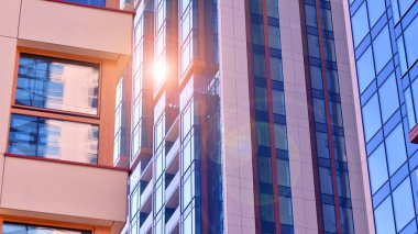 Modern ve yeni apartman. Çok katlı modern, yeni ve şık apartmanlar..