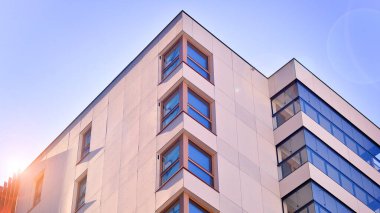 Modern ve yeni apartman. Çok katlı modern, yeni ve şık apartmanlar..