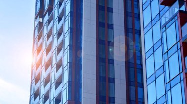 Modern ve yeni apartman. Çok katlı modern, yeni ve şık apartmanlar..