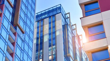 Modern ve yeni apartman. Çok katlı modern, yeni ve şık apartmanlar..