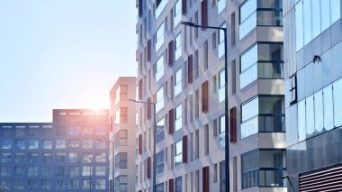 Modern ve yeni apartman. Çok katlı modern, yeni ve şık apartmanlar..