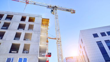Yeni çok katlı modern apartmanlar güneşli bir günde yapım aşamasında.