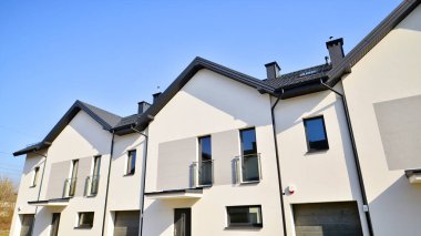 Banliyödeki emlak piyasası. Yeni bir gelişme bölgesinde yeni bekar aile evleri. Modern görünüşlü konutlar. Yeni geliştirilmiş konutlarda teraslı aile evleri.. 