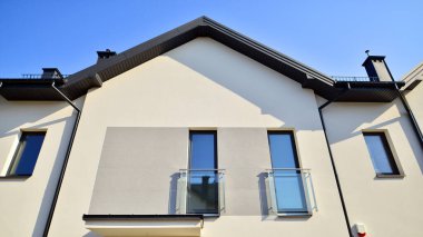 Banliyödeki emlak piyasası. Yeni bir gelişme bölgesinde yeni bekar aile evleri. Modern görünüşlü konutlar. Yeni geliştirilmiş konutlarda teraslı aile evleri.. 
