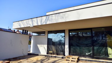 Tek kişilik aile evi inşaatı. Modern tasarlanmış tek aile evi yapım aşamasında.