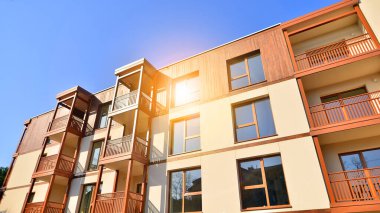 Yeni apartman. Modern apartmanlı bir yerleşim yeri. Güneşli bir günde. Ahşap cephenin parçaları..