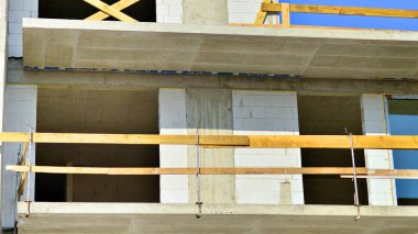 Yeni çok katlı modern apartmanlar güneşli bir günde yapım aşamasında.