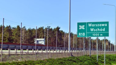 Varşova, Polonya. 4 Nisan 2025. Wawer bölgesindeki Varşova 'nın güney by-pass' ı S17 otobanından görüntüle.