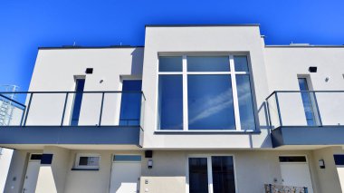 Yeni geliştirilmiş konutlarda teraslı aile evleri. Banliyödeki emlak piyasası. Yeni bir gelişme bölgesinde yeni bekar aile evleri. Modern görünüşlü konutlar.. 
