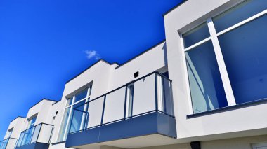 Yeni geliştirilmiş konutlarda teraslı aile evleri. Banliyödeki emlak piyasası. Yeni bir gelişme bölgesinde yeni bekar aile evleri. Modern görünüşlü konutlar.. 