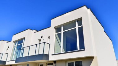 Yeni geliştirilmiş konutlarda teraslı aile evleri. Banliyödeki emlak piyasası. Yeni bir gelişme bölgesinde yeni bekar aile evleri. Modern görünüşlü konutlar.. 