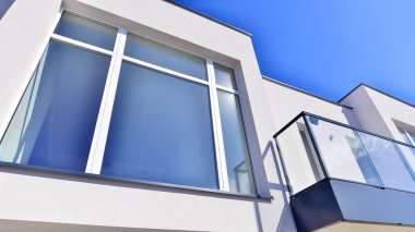 Yeni geliştirilmiş konutlarda teraslı aile evleri. Banliyödeki emlak piyasası. Yeni bir gelişme bölgesinde yeni bekar aile evleri. Modern görünüşlü konutlar.. 