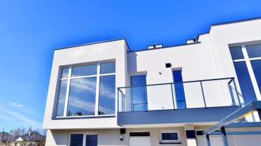 Yeni geliştirilmiş konutlarda teraslı aile evleri. Banliyödeki emlak piyasası. Yeni bir gelişme bölgesinde yeni bekar aile evleri. Modern görünüşlü konutlar.. 