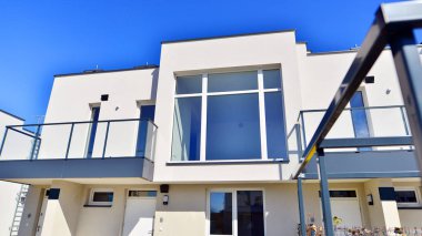 Yeni geliştirilmiş konutlarda teraslı aile evleri. Banliyödeki emlak piyasası. Yeni bir gelişme bölgesinde yeni bekar aile evleri. Modern görünüşlü konutlar.. 