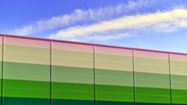 Cephe bir endüstriyel bina ve ambar.