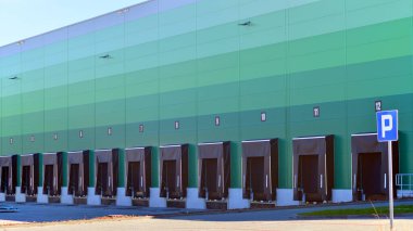 Endüstriyel bir bina ve depo cephesi. Dağıtım merkezinde boş platformlar.  