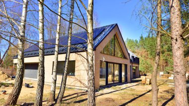 Tek aile evlerinin banliyö mahallesi. Tek kişilik aile evi inşaatı. Modern tasarlanmış tek aile evi yapım aşamasında.